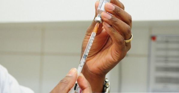 ¿Qué tipos de reacción la vacuna de la fiebre amarilla puede causar?
